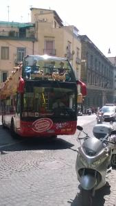 ナポリにあるピッコラ アリアンナの二階建てバス