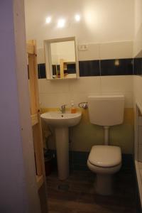 ナポリにあるピッコラ アリアンナのバスルーム(トイレ、洗面台、鏡付)