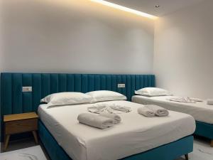 Una cama o camas en una habitación de Center Sunrise Hotel