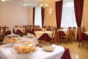 uma sala de jantar com mesas com comida em Avetpark Hotel em São Petersburgo