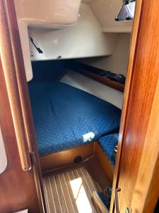 Ένα ή περισσότερα κρεβάτια σε δωμάτιο στο Baby Two Sailing Boat