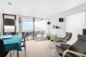 een woonkamer met een blauwe tafel en stoelen bij 0343-Romo-Vestergade-329 in Sønderby