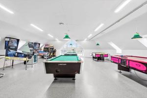 une salle de billard avec plusieurs tables de billard dans l'établissement 0354-Romo-Feriencenter-RIM-159-Ap-201, à Sønderby