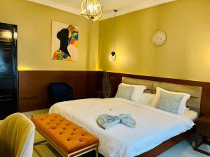 杜阿拉Hotel de l'Air的一间卧室，床上有一张领结