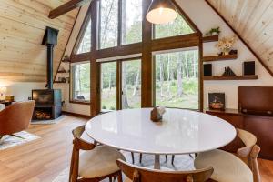 Ruang duduk di 1 Mi to Resort Beach Alpine Lake A-Frame!