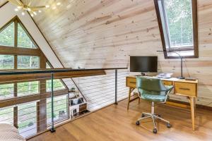 Televisyen dan/atau pusat hiburan di 1 Mi to Resort Beach Alpine Lake A-Frame!