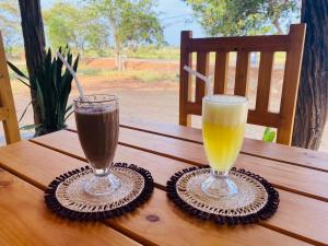 dos bebidas sentadas sobre una mesa de madera en Lenama Wild Holiday Resort, en Panama