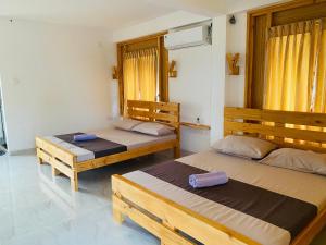 Un dormitorio con dos camas y una ventana. en Lenama Wild Holiday Resort, en Panama