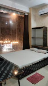 ダンバードにあるH M hotel and restaurantの窓のある部屋にある大きなベッド
