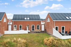 Sønderbyにある0417-Romo-Vestergade-199-Ap-182の黒い屋根の赤いレンガの家