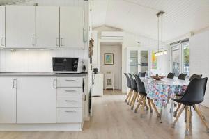 Kuchyň nebo kuchyňský kout v ubytování 0416-Romo-Dyssebjergvej-13