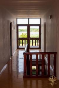 ein leerer Raum mit einer Treppe und einem großen Fenster in der Unterkunft Casa Sofia in Murighiol