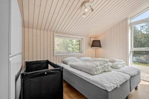 a bedroom with a bed and a window at 0122-Romo-Smafolksvej-44 in Høm