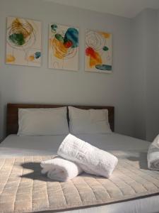 a bedroom with a bed with towels on it at Ήρεμο σπίτι casa puente in Stenón +12 photos
