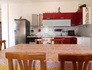 eine Küche mit Tisch und Stühlen und einem Kühlschrank in der Unterkunft Villa ciro in Ostuni + 5 Fotos