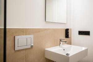 Ένα μπάνιο στο Homaris Nolli Studios