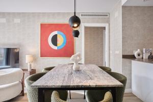 ein Esszimmer mit einem Tisch und einigen Stühlen in der Unterkunft Luxury Apartment Tamana Burgundy - by Welcomely in Jávea