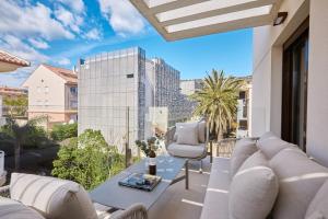 ein Wohnzimmer mit Sofa und Tisch in der Unterkunft Luxury Apartment Tamana Burgundy - by Welcomely in Jávea