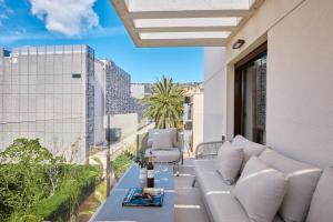 ein Wohnzimmer mit einem Sofa auf dem Balkon in der Unterkunft Luxury Apartment Tamana Burgundy - by Welcomely in Jávea
