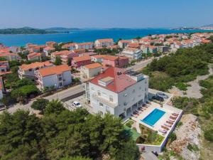 widok z powietrza na ośrodek z basenem w obiekcie Apartment Royal w mieście Vodice