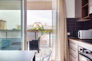 ミラノにあるGiax Tower - Romantic Pool Viewのバルコニーの景色を望むキッチン