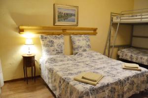 1 dormitorio con 1 cama con toallas en Casa Mortarino, en Bozzole