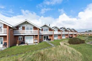 a row of houses on a lawn at 0300-Romo-Vestergade-3-Ap-73 in Havneby