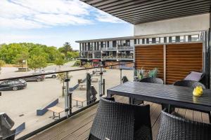Un balcón con una mesa y sillas y un edificio. en 0454-Romo-Nordre-Havnevej-54, en Havneby