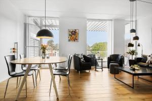 una sala de estar con una mesa y sillas en 0454-Romo-Nordre-Havnevej-54, en Havneby