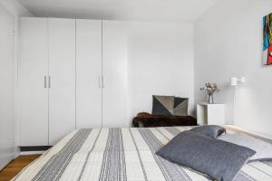 1 dormitorio con paredes blancas y 1 cama con almohada en 0454-Romo-Nordre-Havnevej-54, en Havneby