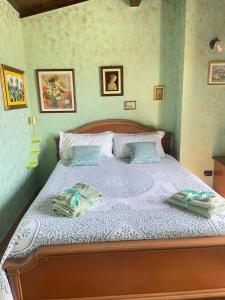 Un dormitorio con una cama con dos toallas encima. en I Santicelli, en Morano Calabro 24 fotos más