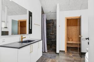 Koupelna v ubytování 0330-Romo-Praestekraven-3 + 48 fotografií