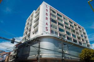 a building with a hotel sign on top of it at Loft centro de Manaus 708 in Manaus