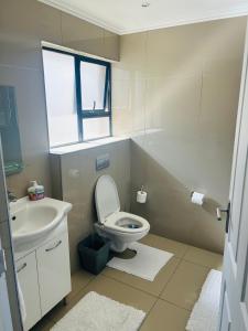Cape TownにあるThe Lighthouse - Beachfrontのトイレと洗面台付きのバスルーム +13枚の写真