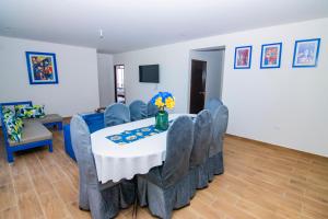 a dining room with a table and chairs at Condominio Villa Rose in Zorritos
