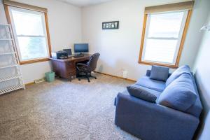 Χώρος καθιστικού στο Work & Relax, 3BR Home with Office, Close to Downtown & Prairie Trail, Parking