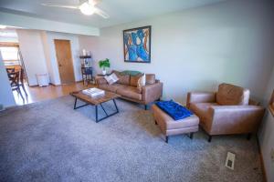 Χώρος καθιστικού στο Work & Relax, 3BR Home with Office, Close to Downtown & Prairie Trail, Parking