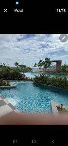 une photo d'une piscine dans un complexe dans l'établissement Nilai Rooftop skywalk at mesahill premier by STAY COZY, à Nilai