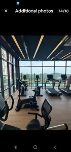 - une salle de sport avec des tapis de course et des appareils de cardio-training dans l'établissement Nilai Rooftop skywalk at mesahill premier by STAY COZY, à Nilai
