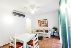 Posezení v ubytování Beach Condo with pool access