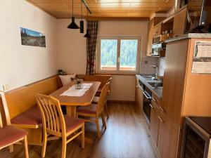 Η κουζίνα ή μικρή κουζίνα στο Haus Vallaster +33 φωτογραφίες