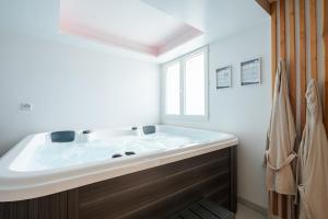 Ένα μπάνιο στο La Parenthèse Gemmoise avec jacuzzi privatif