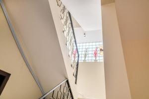 リヤドにあるNuzul R179 - Elegant Studioの階段