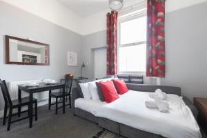 En eller flere senge i et værelse på Comfortable 1-Bed Flat Near Pittville Park