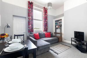 Et opholdsområde på Comfortable 1-Bed Flat Near Pittville Park