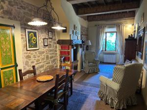 a dining room with a wooden table and chairs at La Casina di Pinutte in Campagnatico