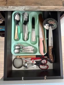 ブルガスにあるStudio "Victoria"の黒い箱の中に調理器具が詰まった引き出し