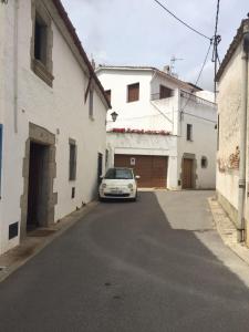 un coche blanco aparcado en medio de una calle en El Terral en Sant Vicenç de Montalt