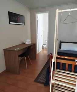 a bedroom with a desk and a bunk bed and a deskablish at Unidade 2 in Bauru