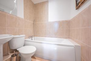 Et badeværelse på Chaucer Apartment + 24 billeder